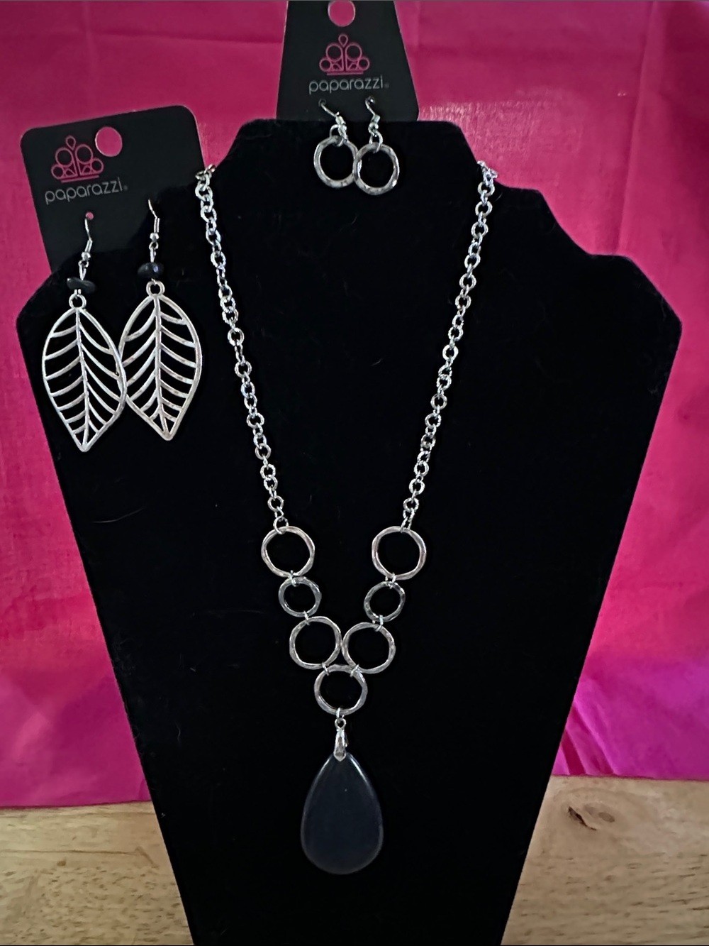 paparazzi Silver Multi-Ring Teardrop Necklace with Leaf Earrings